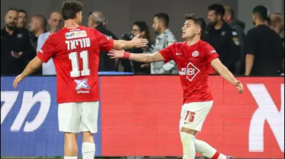 לויזוס לויזו שחקן הפועל תל אביב חוגג שער עם סתיו טוריאל. קובי אליהו