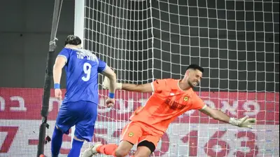 אדריאן אוגריסה מול ניב אנטמן, קרית שמונה מול מכבי נתניה. ברני ארדוב