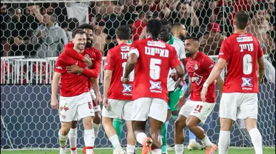 שחקני הפועל תל אביב חוגגים עם עומרי אלטמן. קובי אליהו