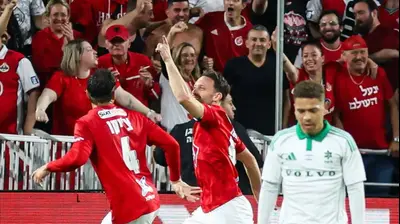 עומרי אלטמן שחקן הפועל תל אביב חוגג שער. קובי אליהו