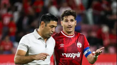 הלדר לופס שחקן הפועל באר שבע עם אליניב ברדה מאמן הפועל תל אביב. קובי אליהו