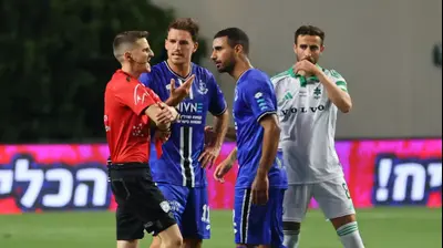 נועם כהן שחקן הפועל פתח תקוה מורחק על ידי השופט דקל צינו, מימין דולב חזיזה. אודי ציטיאט