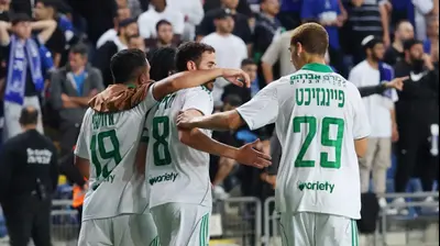 שחקני מכבי חיפה חוגגים עם דולב חזיזה. אודי ציטיאט