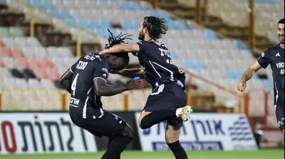 סמביניה שחקן עירוני טבריה חוגג שער עם ניב גוטליב. קובי אליהו