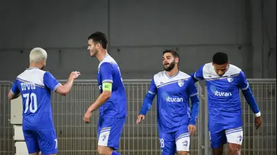שחקני עירוני קרית שמונה חוגגים עם עידו וייר. ברני ארדוב