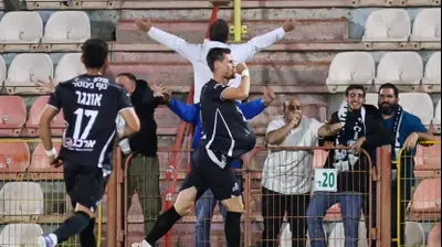 אונדז'יי באצ'ו שחקן עירוני טבריה חוגג שער. קובי אליהו