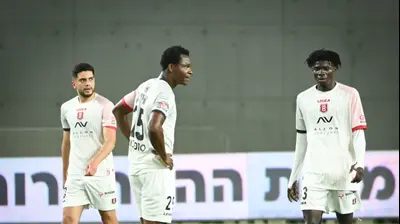 אנדרו אידוקו ושחקני הפועל ירושלים מאוכזבים. ברני ארדוב