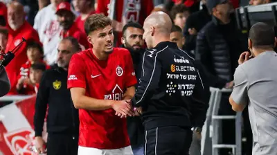 אל ים קנצפולסקי, שחקן הפועל תל אביב אחרי שהורחק. קובי אליהו