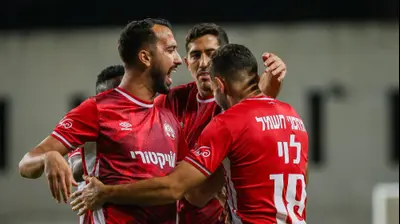 רועי לוי חוגג, לצד שחקני הפועל באר שבע. קובי אליהו