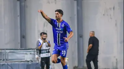 יונתן כהן חוגג שער לזכות הפועל פתח תקוה. קובי אליהו