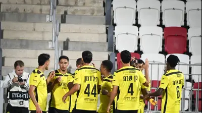 שחקני מכבי נתניה חוגגים. ברני ארדוב