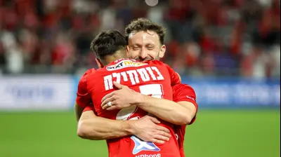 עומרי אלטמן ומור בוסקילה שחקני הפועל תל אביב חוגגים מול הפועל פתח תקוה. קובי אליהו