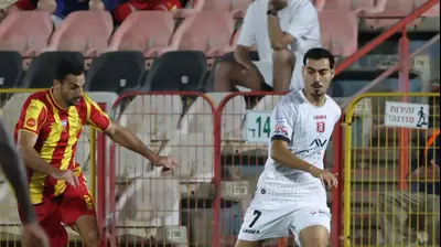 שחקן הפועל ירושלים מתן חוזז מול שחקן מ.ס. אשדוד אבישי כהן. דני מרון