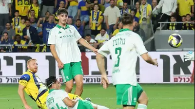 שחקן מכבי תל אביב, עידו שחר, כובש מול מכבי חיפה. ברקע: נועם שטייפמן. אודי ציטיאט
