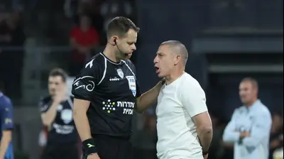 השופט יגאל פריד, עם מאמן הפועל באר שבע, רן קוז'וך. דני מרון