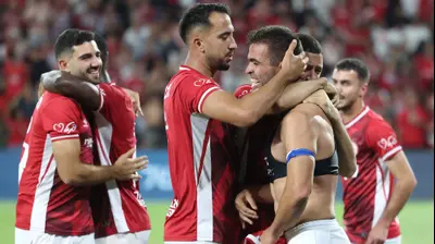 שחקני הפועל באר שבע חוגגים עם מיגל ויטור. דני מרון