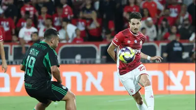 שחקן הפועל באר שבע הלדר לופס מול שחקן מכבי חיפה איתן אזולאי. דני מרון