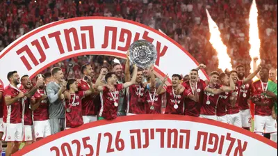 שחקני הפועל באר שבע חוגגים זכייה באליפות. דני מרון