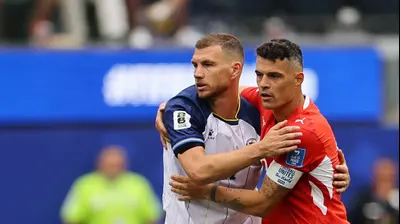 גרניט ג'אקה שחקן נבחרת שוויץ מול אדין דז'קו שחקן נבחרת בוסניה. רויטרס