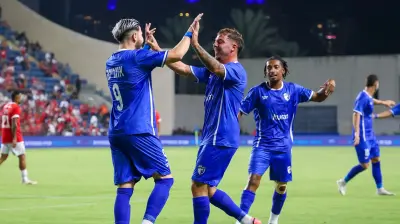 שי בן דוד עם אדריאן אוגריסה שחקני עירוני קרית שמונה חוגגים. קובי אליהו