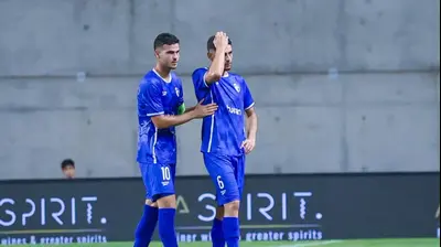 אופיר בנבנישתי (מימין) לצד אריאל שרצקי שחקני עירוני קרית שמונה. קובי אליהו