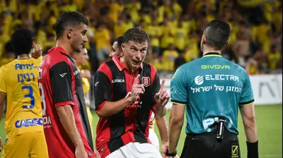 תמיר חיימוביץ', נועם מלמוד שחקני הפועל ירושלים מול השופט גל לוי. ברני ארדוב