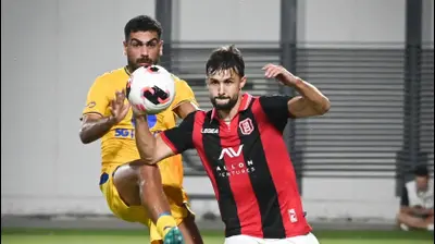 ויטלי דמשקאן שחקן הפועל ירושלים מול רז שלמה שחקן מכבי תל אביב. ברני ארדוב