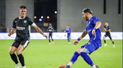 אדריאן אוגריסה שחקן עירוני קרית שמונה מול אונדז'יי באצ'ו שחקן עירוני טבריה. קובי אליהו