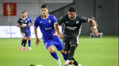 רון אונגר שחקן עירוני טבריה לפני אריאל שרצקי שחקן עירוני קרית שמונה. קובי אליהו