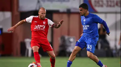 לירן חזן שחקן מכבי פתח תקוה מול מודסטאס וורוביובאס שחקן בני סכנין. מאור אלקסלסי