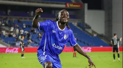 אמאדו סאניה שחקן עירוני קרית שמונה חוגג שער. קובי אליהו
