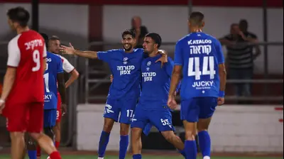לירן חזן, אביב סלם שחקני מכבי פתח תקוה חוגגים. מאור אלקסלסי