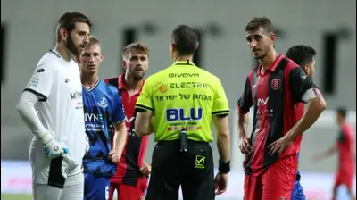 השופט דוד פוקסמן מול ישראל דאפה במשחק של הפועל ירושלים מול הפועל פתח תקוה. אודי ציטיאט