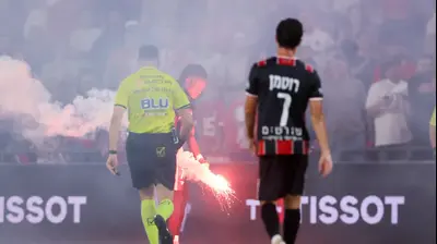 אבוקה על כר הדשא במשחק בין הפועל חיפה להפועל תל אביב. מאור אלקסלסי