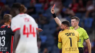 אביב קליין מרחיק את קריצ'אק בלם הפועל חיפה. מאור אלקסלסי