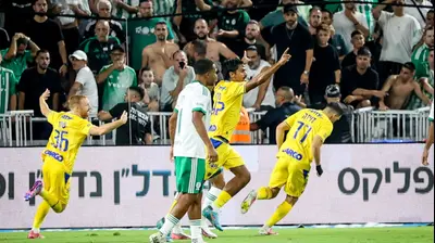 דור פרץ שחקן מכבי תל אביב חוגג שער מול מכבי חיפה. קובי אליהו