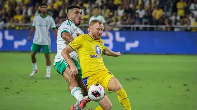 עידו שחר שחקן מכבי תל אביב לפני איתן אזולאי שחקן מכבי חיפה. קובי אליהו