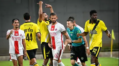 שחקני הפועל חיפה באים לטענות לשופט דקל צינו מול מכבי נתניה. ברני ארדוב