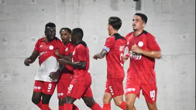 שחקן הפועל רמת גן מריוס נוביסי חוגג עם חבריו. ברני ארדוב