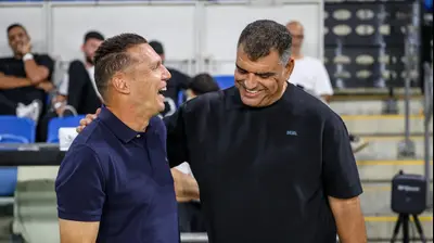 שי ברדה מאמן עירוני קרית שמונה עם ברק בכר מאמן מכבי חיפה. קובי אליהו