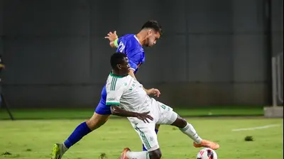 עלי מוחמד שחקן מכבי חיפה לפני אריאל שרצקי שחקן עירוני קרית שמונה. קובי אליהו