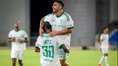 איתן אזולאי שחקן מכבי חיפה חוגג שער עם פדרו ברזאו. קובי אליהו