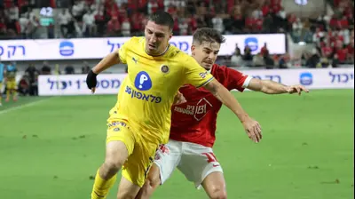 אושר דוידה שחקן מכבי תל אביב מול דורון ליידנר שחקן הפועל תל אביב. דני מרון