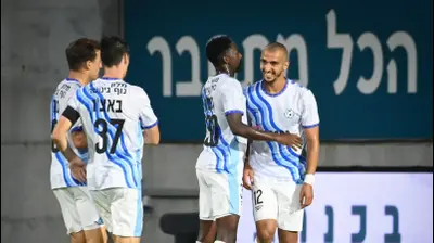 קייס גאנם ושחקני עירוני טבריה חוגגים מול הפועל ירושלים. ברני ארדוב
