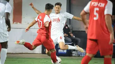גוני נאור שחקן הפועל רמת גן מול אנטוניו ספר שחקן בני סכנין. מאור אלקסלסי