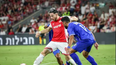 שחקן הפועל באר שבע אדריאן אוגריסה. קובי אליהו
