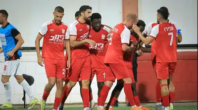 שחקני בני סכנין חוגגים עם לירוי אווסו. מאור אלקסלסי