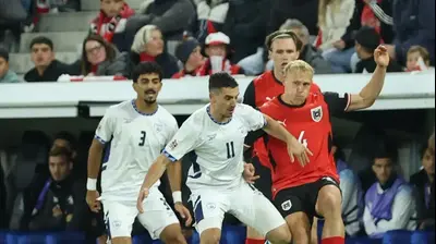 שחקן נבחרת ישראל, אוסקר גלוך, לפני שחקן נבחרת אוסטריה קסאבר שלאגר. אודי ציטיאט
