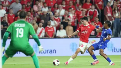 רועי אלקוקין שחקן הפועל תל אביב לפני טאלס קוסטה שחקן עירוני קרית שמונה. דני מרון