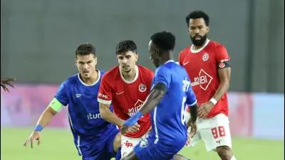 פלקאו, רועי אלקוקין שחקני הפועל תל אביב לפני אריאל שרצקי שחקן עירוני קרית שמונה. דני מרון